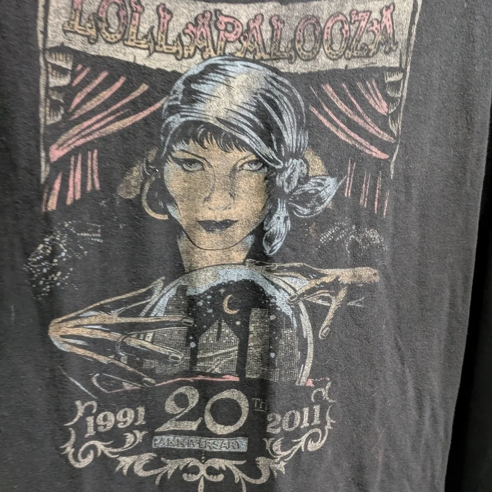 Hanes Lollapalooza Black Graphic Tee with Vintage Design Size 2XL